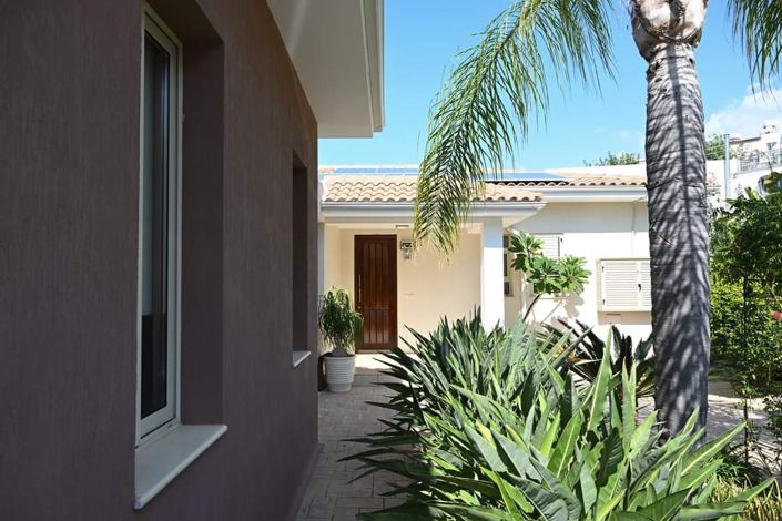 Image No.1-5 Bed House for sale