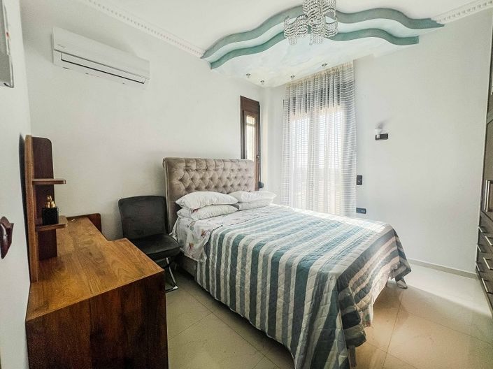 Image No.12-8 Bed Villa for sale