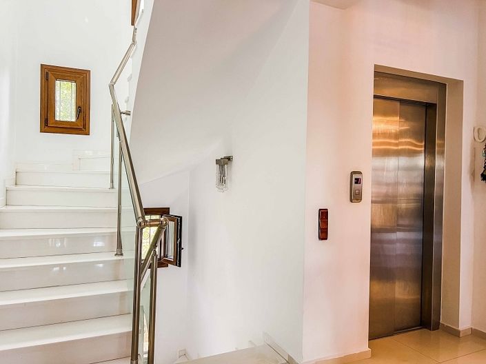 Image No.8-8 Bed Villa for sale