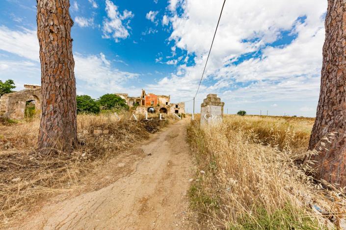 Image No.2-7 Bed Farmhouse for sale