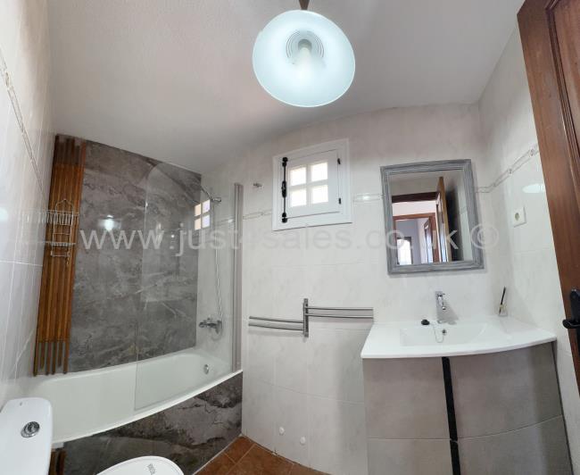 Image No.10-3 Bed Townhouse for sale