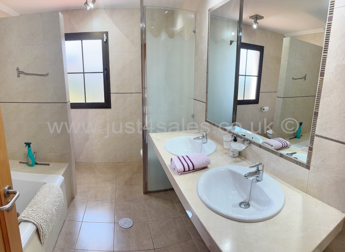 Image No.28-4 Bed Villa for sale