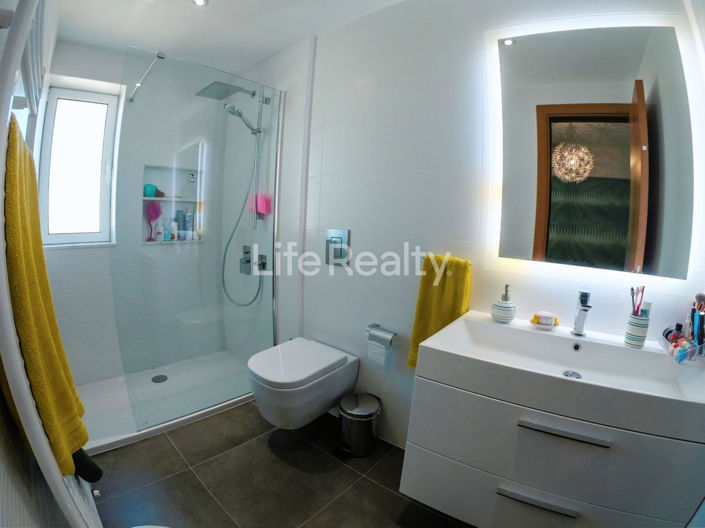 Image No.18-5 Bed House for sale