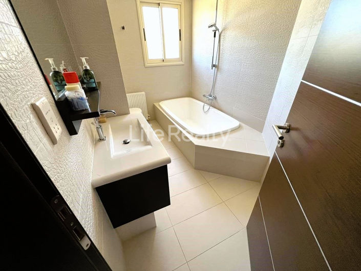 Image No.15-3 Bed House for sale