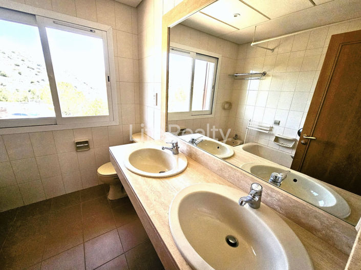 Image No.18-6 Bed House for sale