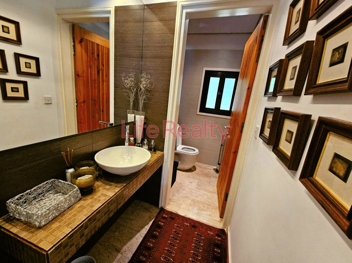 Image No.19-5 Bed House for sale