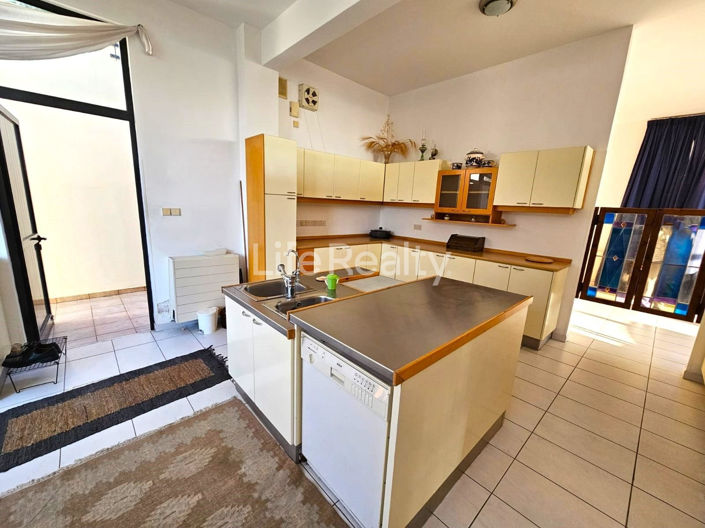 Image No.13-6 Bed Property for sale