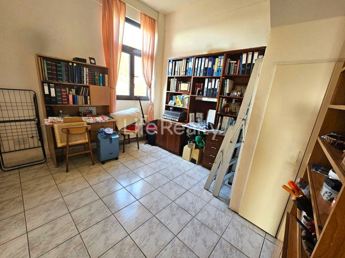 Image No.22-6 Bed Property for sale