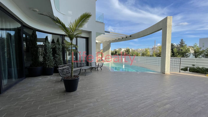 Image No.8-5 Bed House for sale