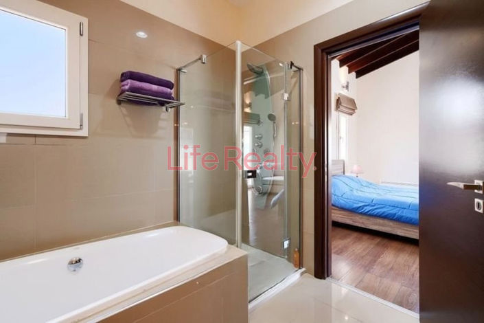 Image No.18-6 Bed House for sale