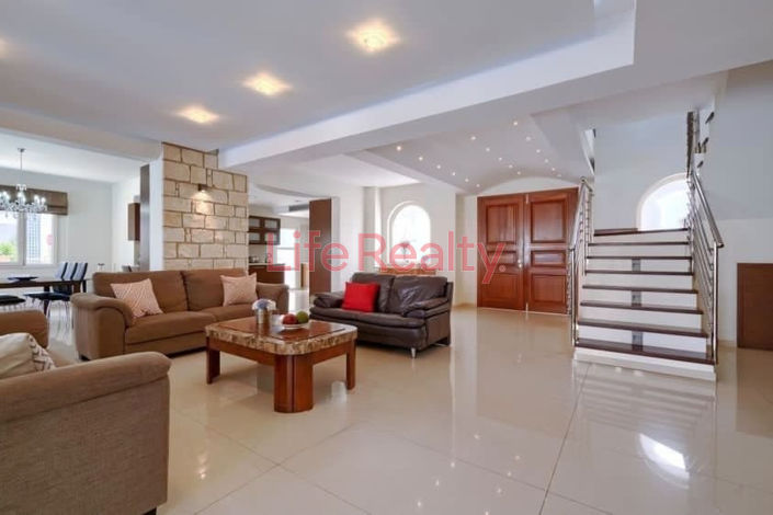 Image No.8-6 Bed House for sale