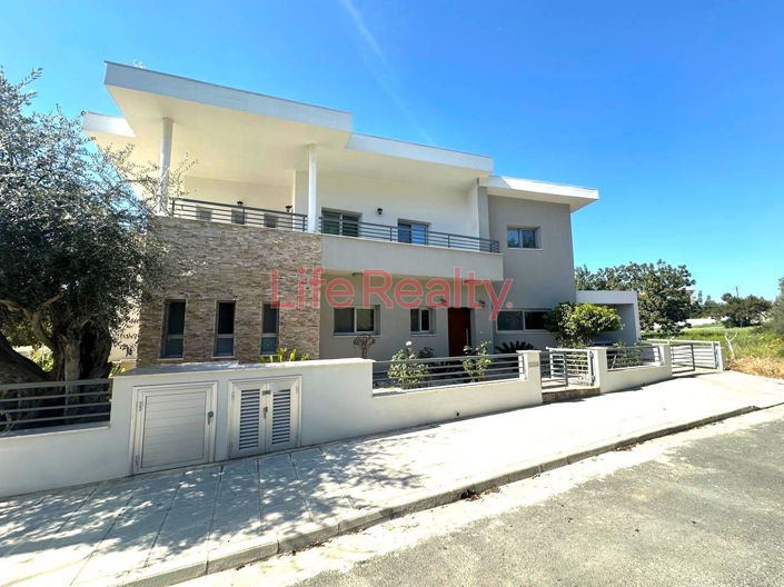 Image No.1-5 Bed House for sale