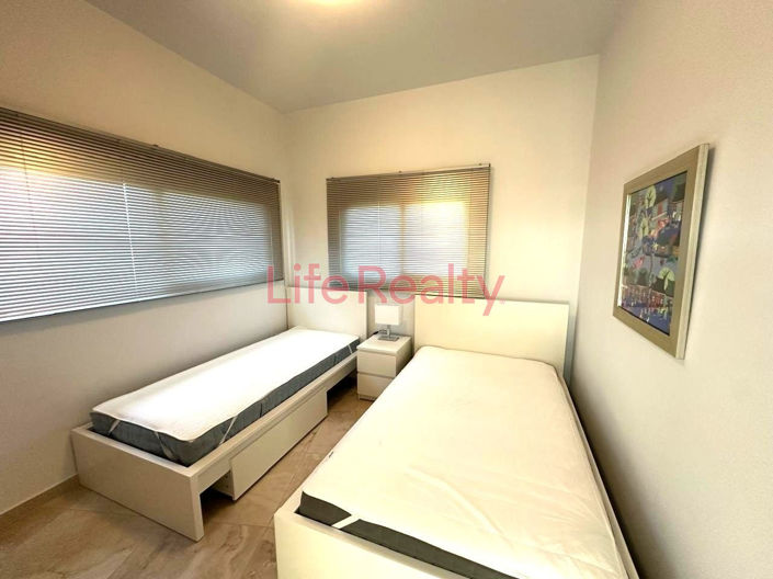 Image No.8-5 Bed House for sale