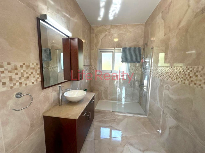 Image No.9-5 Bed House for sale