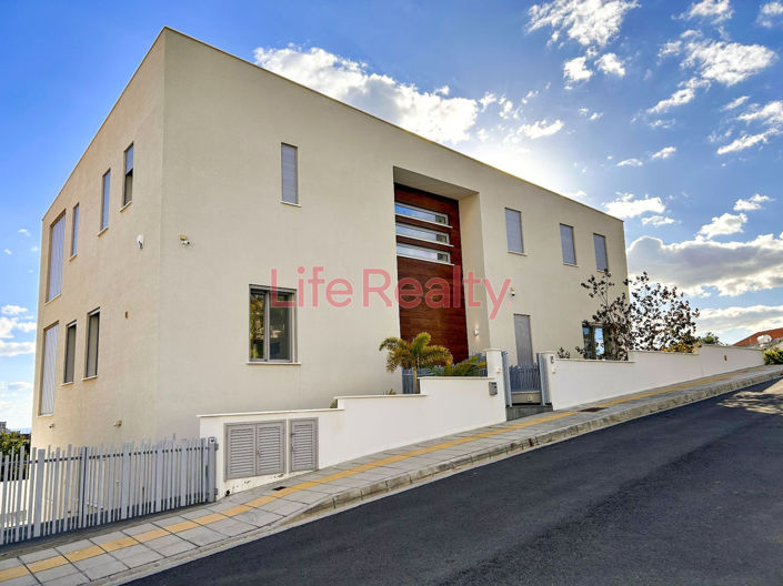 Image No.1-7 Bed House for sale