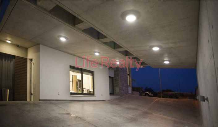 Image No.8-5 Bed House for sale