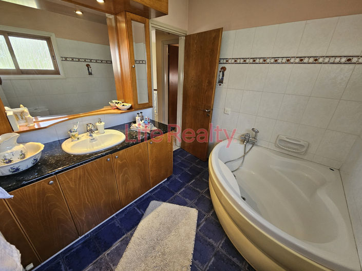 Image No.20-4 Bed House for sale