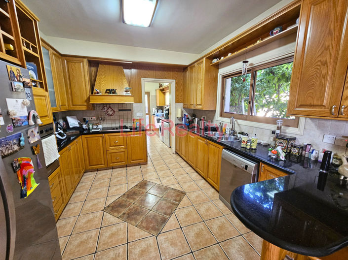 Image No.8-4 Bed House for sale