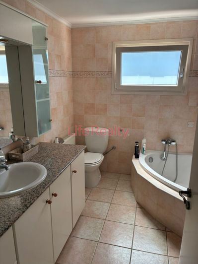 Image No.9-6 Bed House for sale