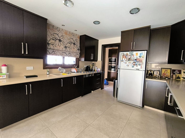 Image No.12-4 Bed House for sale