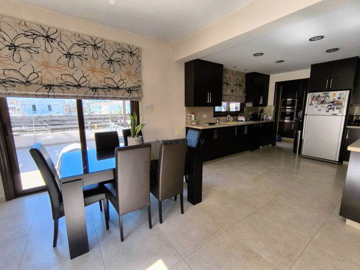 Image No.8-4 Bed House for sale