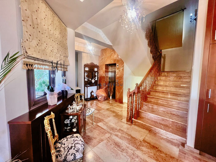 Image No.8-6 Bed House for sale