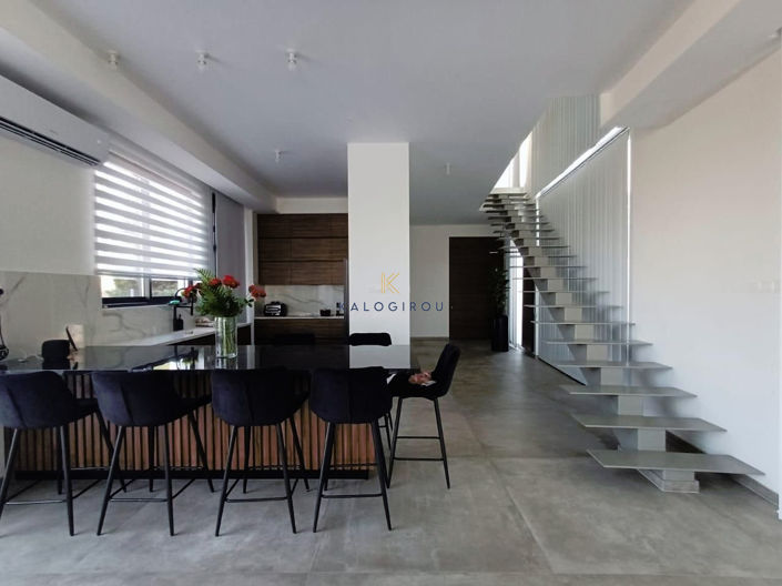 Image No.7-6 Bed House for sale