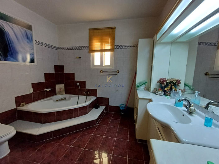 Image No.25-4 Bed House for sale