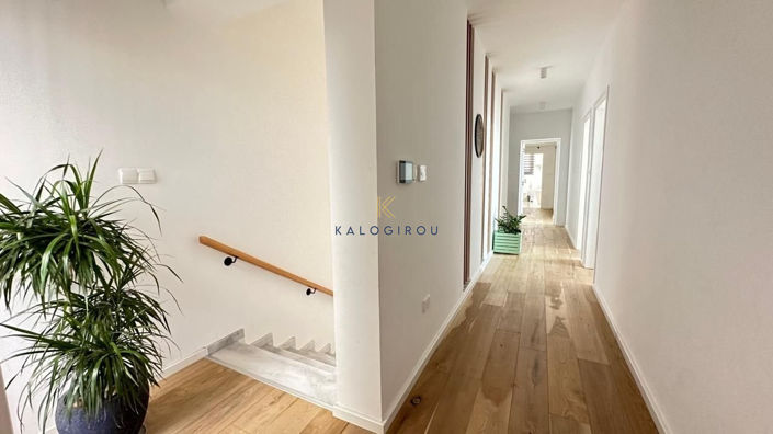 Image No.8-5 Bed House for sale