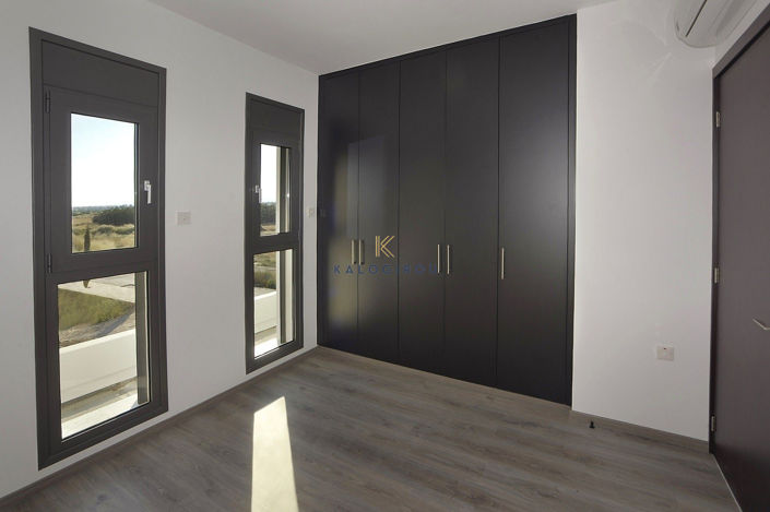 Image No.18-4 Bed House for sale