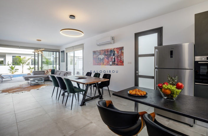 Image No.8-4 Bed House for sale