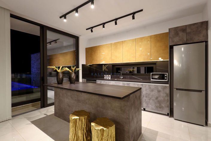 Image No.8-5 Bed House for sale