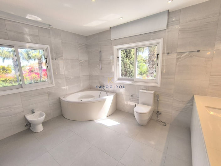 Image No.28-5 Bed House for sale