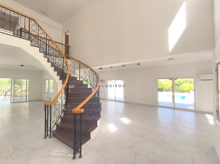 Image No.8-5 Bed House for sale