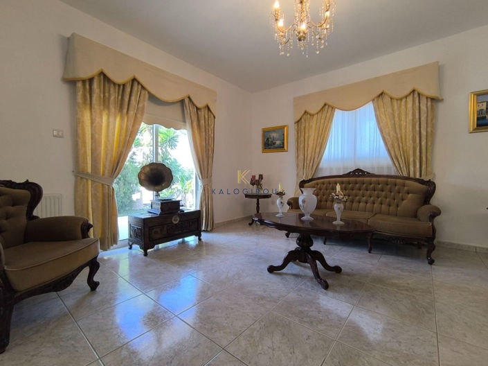 Image No.8-5 Bed House for sale