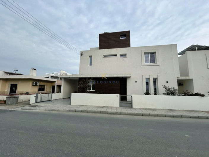 Image No.1-5 Bed House for sale