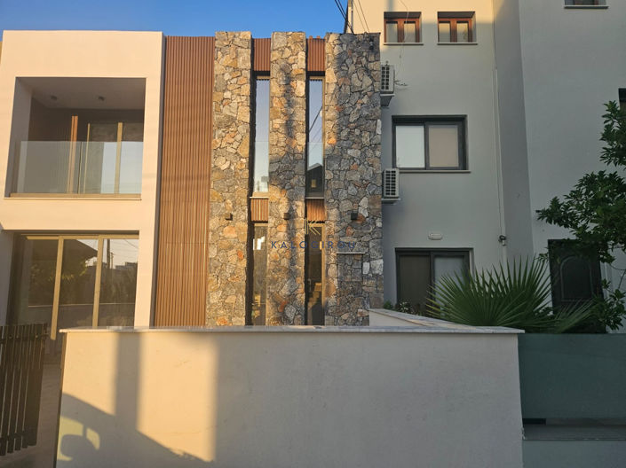 Image No.1-3 Bed House for sale