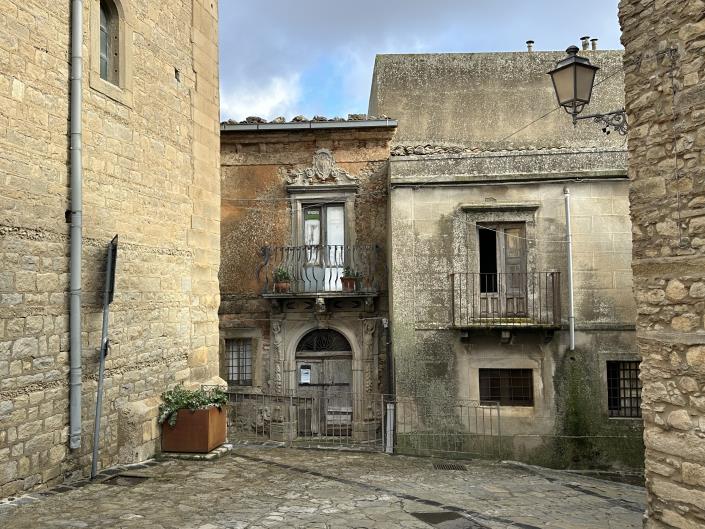 Image No.10-3 Bed Property for sale