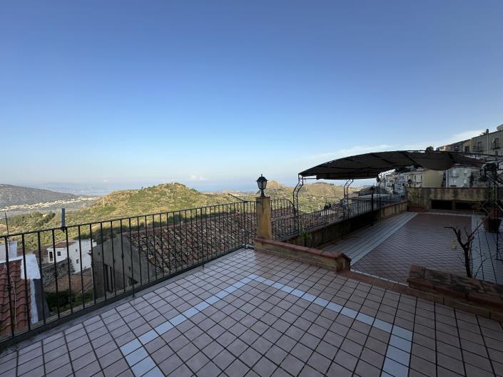 Image No.1-6 Bed Semi-Detached for sale