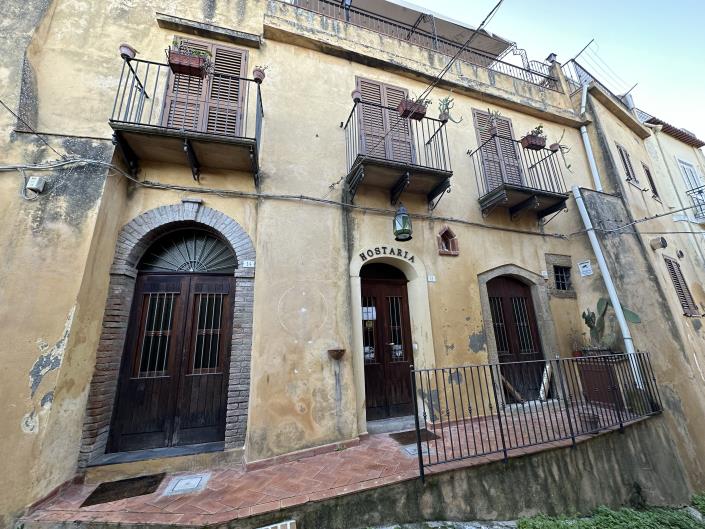 Image No.1-6 Bed Semi-Detached for sale
