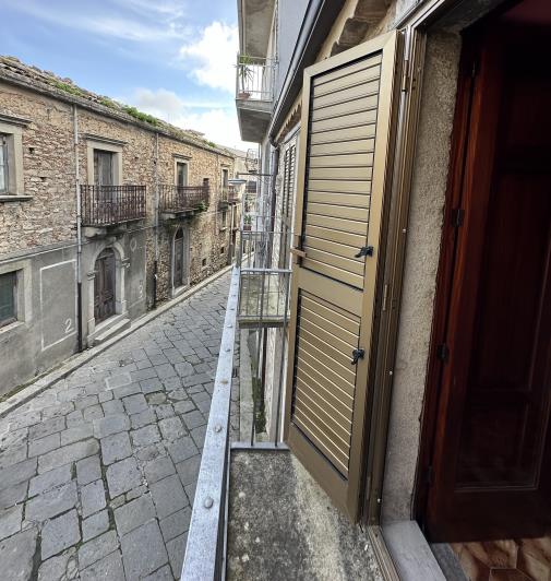 Image No.30-2 Bed Semi-Detached for sale