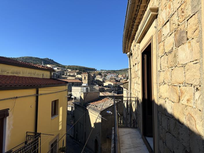 Image No.12-4 Bed Semi-Detached for sale