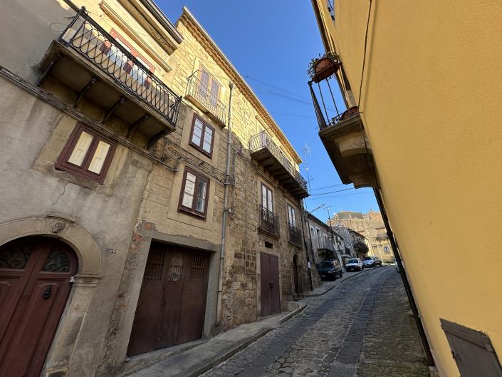 Image No.41-4 Bed Semi-Detached for sale