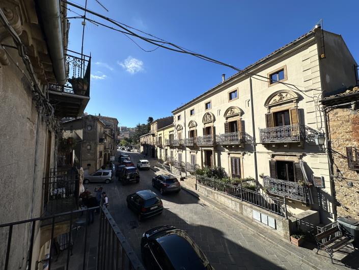 Image No.16-3 Bed Townhouse for sale