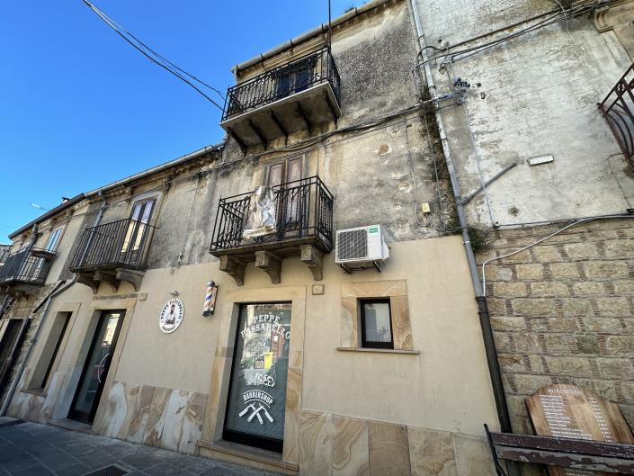 Image No.1-3 Bed Townhouse for sale