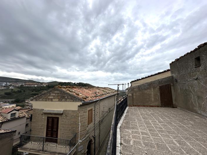 Image No.9-2 Bed Townhouse for sale