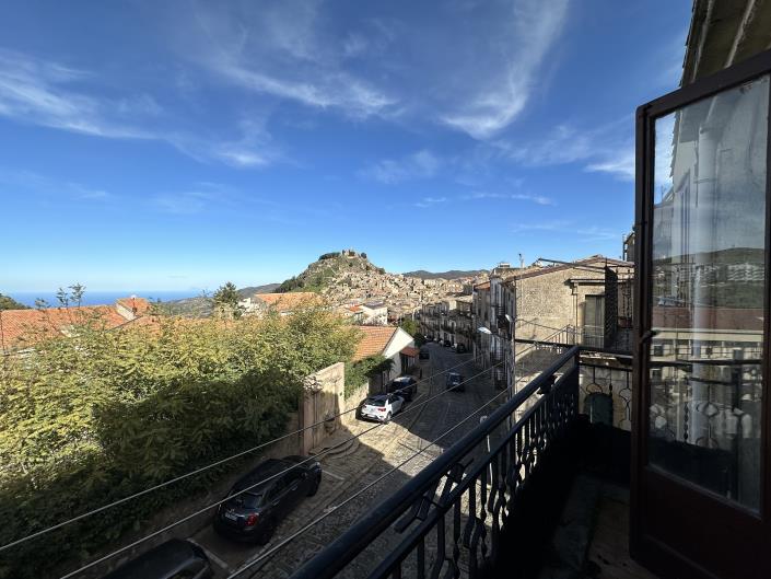 Image No.25-3 Bed Townhouse for sale