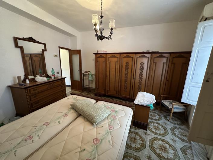 Image No.20-4 Bed Townhouse for sale