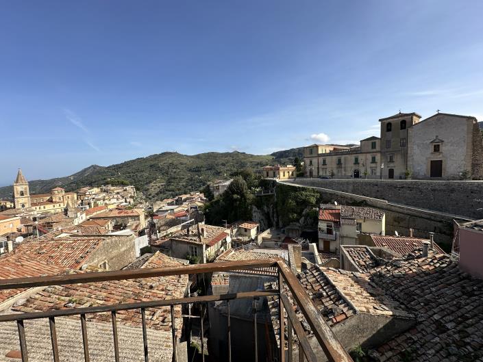 Image No.8-2 Bed Townhouse for sale