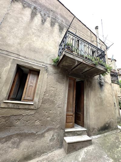 Image No.26-2 Bed Semi-Detached for sale